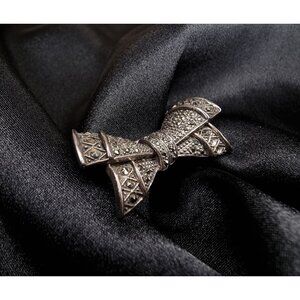 Vintage 925 Sterling Silver Marcasite Bow Brooch Pin Elegant Jewelry Accessory O